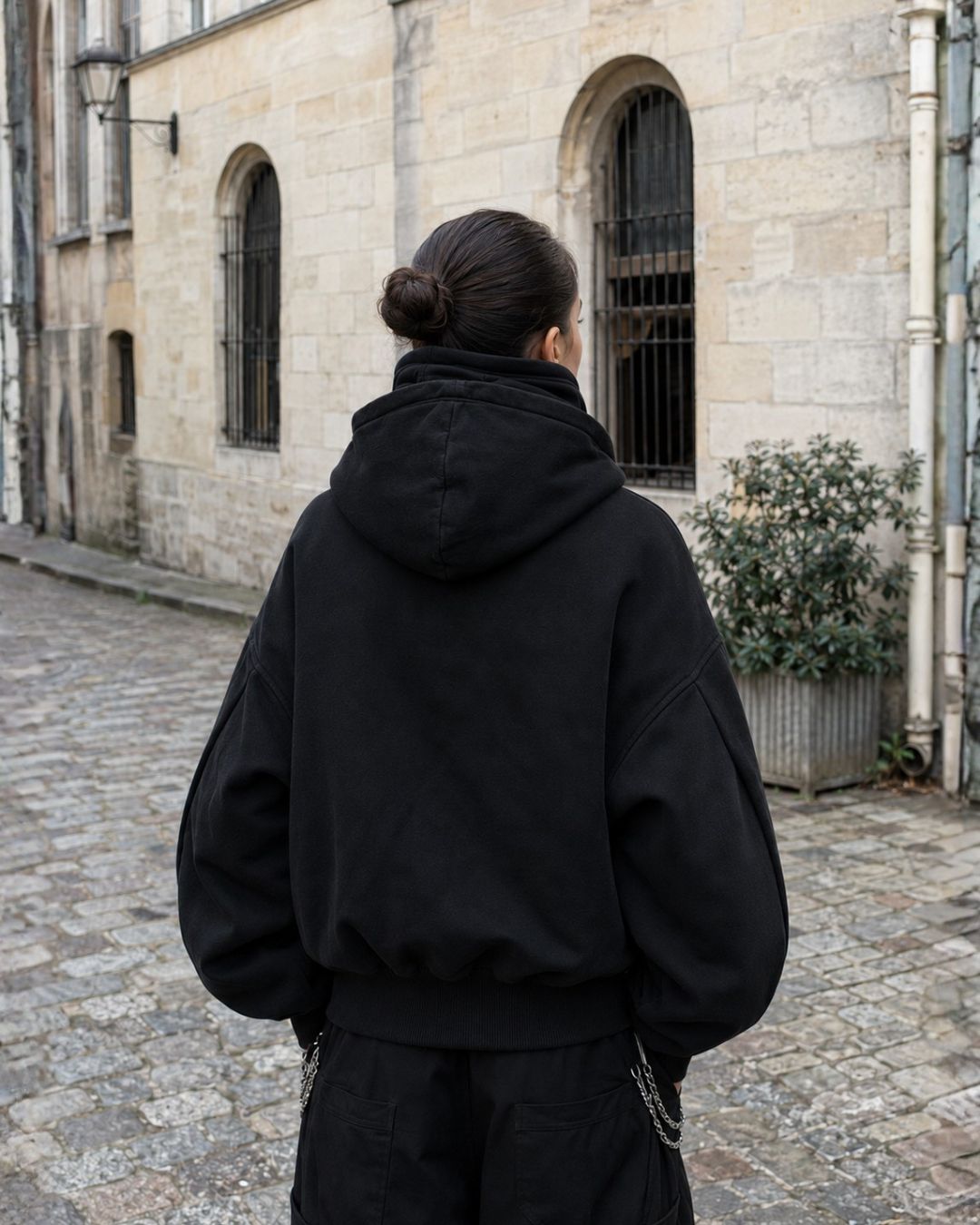 Sweat cagoule Phantom noir SWAVV coupe oversize porté de dos par une femme