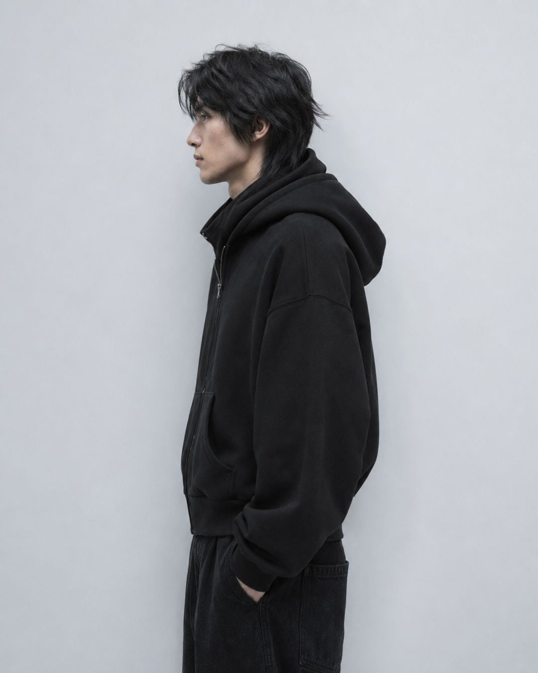 Sweat cagoule Phantom noir SWAVV vue de profil capuche abaissée