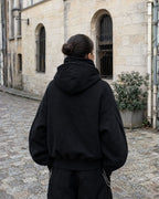 Sweat cagoule Phantom noir SWAVV coupe oversize porté de dos par une femme