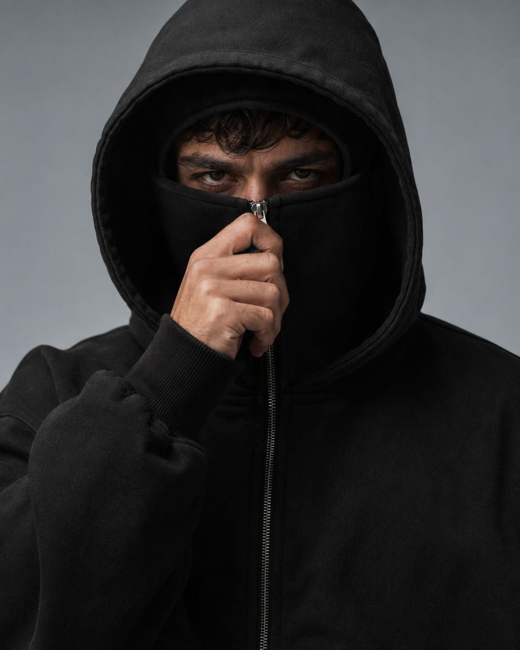 Détail cagoule intégrée zippée du sweat Phantom noir SWAVV