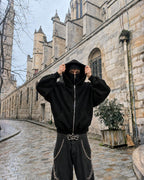 Sweat cagoule Phantom noir SWAVV porté de face en extérieur